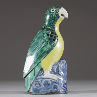 Chine – Statuette de perroquet en porcelaine émaillée polychrome, probablement famille verte, XVIIIe siècle  Ravissante statuette figurant un perroquet perché sur un rocher stylisé, en porcelaine émai