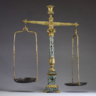 Balance d'apothicaire en marbre et bronze doré ciselé, XIXème.