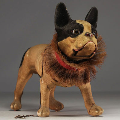 Jouet Bouledogue français en papier mâché sur roulette, vers 1930.