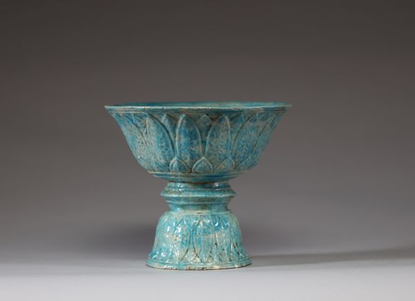Chine - Bol sur pied en grès émaillé bleu à décor de fleurs de Lotus, dynastie Qing.