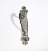 Victor Horta (1861–1947) Poignée de tirage – Bronze argenté Modèle identique à celui de l’entrée des magasins Wolfers Frères, Bruxelles Marquage du ferronnier à l’arrière : « WL 2219 »  Rare et précieux exemple de poignée de tirage Art nouveau en bronze argenté, attribuable à Victor Horta, directement associée à l’un de ses chefs-d’œuvre tardifs : les magasins Wolfers Frères à Bruxelles, inaugurés