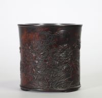Rare pot à pinceaux en bois sculpté à décor de paysages, oiseaux et pivoines, Chine, XVIIIe siècle.