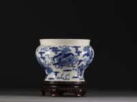 Chine - Vase en porcelaine bleu et blanc à décor de lions, marque Kangxi.