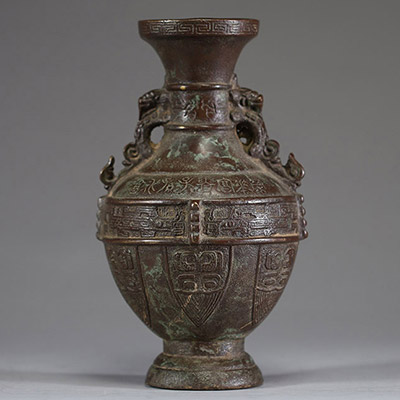 Chine - Vase en bronze à décor archaïsant, époque Ming.