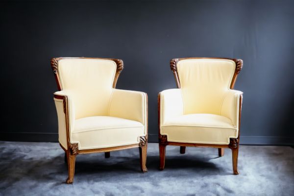 Louis MAJORELLE (1859-1926) Pair of Art Nouveau armchairs in moulded mahogany with fruit and flower motifs.