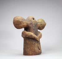 Yves Rhayé (1936–1995), Couple en céramique, signé et numéroté 13/30 Rare sculpture en céramique émaillée représentant un couple stylisé, œuvre emblématique de l’artiste belge Yves Rhayé, connu pour son univers singulier et organique. Les formes anthropomorphes aux volumes généreux et aux textures brutes évoquent l’art primitif revisité par la modernité. Chaque figure est signée et numérotée 13/30