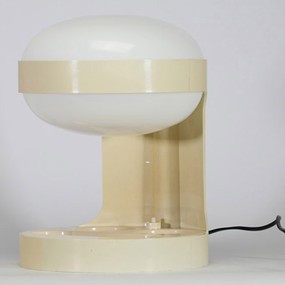 Joe Colombo (1930–1971) Lampe de table KD29 Éditeur : Kartell, Italie, 1967 Structure en ABS crème et globe en PMMA opalin.