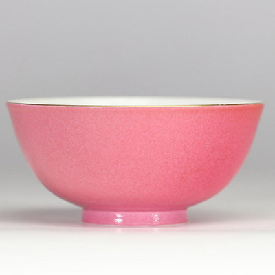 Bol en porcelaine de Chine à fond rose uni, intérieur blanc, marque apocryphe Qianlong