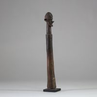 Baton / sceptre Yaka, RD Congo. Bois, très belle patine avec usure d’utilisation le long du manche. Très grande finesse dans les détails du visage.  H : 31 cm . 1er tiers XXème s. Ex collection privée Bruxelles.