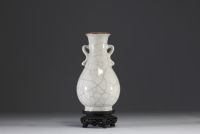Chine - Vase en porcelaine monochrome blanche craquelée sur socle en bois, XIXème.
