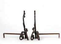 Henri Jacobs (1864–1935) Paire de chenets en fer forgé – Vers 1905 Fer forgé à motifs végétaux stylisés et floraux figuratifs Superbe paire de chenets en fer forgé, attribuée à l’architecte belge Henri Jacobs, figure majeure de l’Art nouveau social. Ces éléments de foyer se distinguent par leur dessin raffiné, où les lignes ondoyantes évoquant des tiges stylisées encadrent au centre des motifs flo
