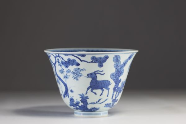 Chine - Vase en porcelaine blanc bleu à décor de daims, XXème, marque sous la pièce.