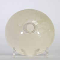 Bol en porcelaine à décor moulé sous couverte blanc laiteux Chine, dynastie Song (960–1279).