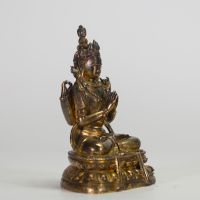 CHINE,  XIXe Figure d’Avalokiteśvara à quatre bras en bronze doré.