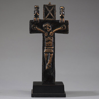 Afrique RDC - Crucifix  « Nkangi Kiditu » Bakongo en bronzer, Congo RDC, début XXème ou antérieur.