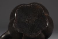 Chine -Théière en fonte, poème calligraphié en creux, marque Ming sous la pièce.