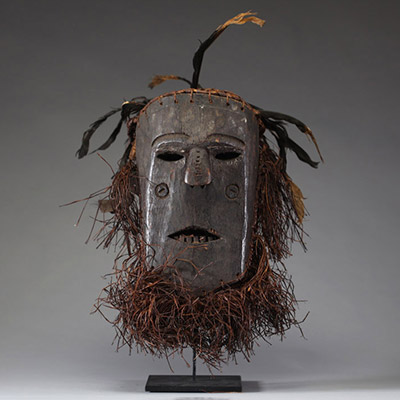 Afrique RDC - Masque tribal Ngbaka en bois sculpté raphia et plumes, 1ère moitié  XXème.