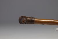 Ensemble de trois cannes anciennes, un pommeau en bois à tête de Bulldog et et deux en argent dont un à tête d'aigle.