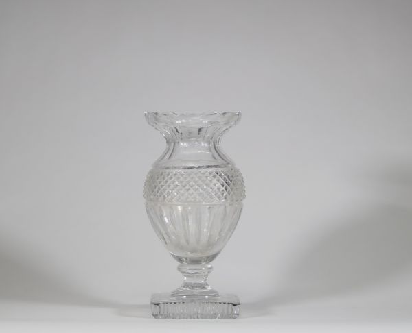 Baccarat - Petit vase Médicis en cristal taillé de style Empire, XIXème.