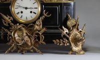 Imposante garniture de cheminée trois pièces figurant Louis VII, en bronze doré sur socle en marbre noir, mouvement Vincenti & Cie, XIXème.