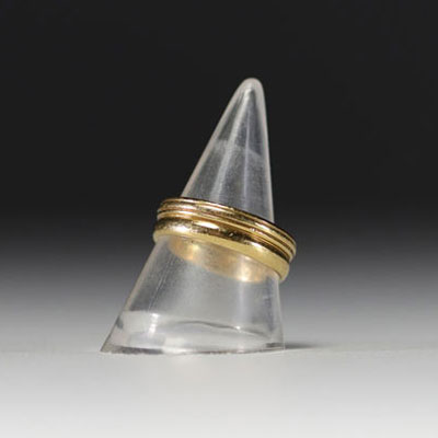 Wedding ring in 18k gold weighing 5.4gr.