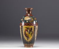 Japon - Ensemble de trois vases en émail cloisonné.