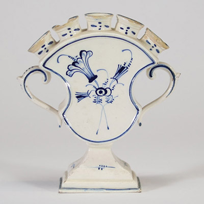 Boch  Luxembourg, fin XVIIIe – début XIXe siècle. Charmant porte-bouquet en faïence fine à panse galbée, orné d’un décor  bleu sous couverte, dit « à la brindille » ou « décor bleu de Luxembourg ».