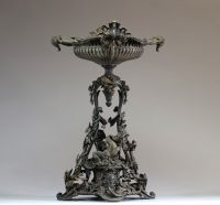 Imposant milieu de table en bronze ciselé argenté à décor de figures de Bacchus enfant, XIXème.