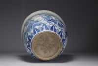 Chine - Imposante vasque en porcelaine blanc bleu à décor de guerriers, d'époque XIXème.