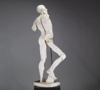 Grand écorché académique en plâtre, d’après Houdon, XIXᵉ siècle Rare modèle anatomique en plâtre figurant un homme écorché en pied, d’après le célèbre écorché de Jean-Antoine Houdon, réalisé à l’origine pour l’Académie royale de peinture et de sculpture à la fin du XVIIIᵉ siècle.  Ce modèle didactique représente un corps masculin dépourvu de peau, dévoilant avec rigueur la structure musculaire et