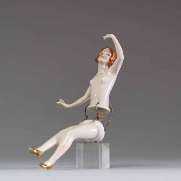 Demi figurine, femme nue Art Déco en porcelaine polychrome, probablement Allemagne, vers 1930. 