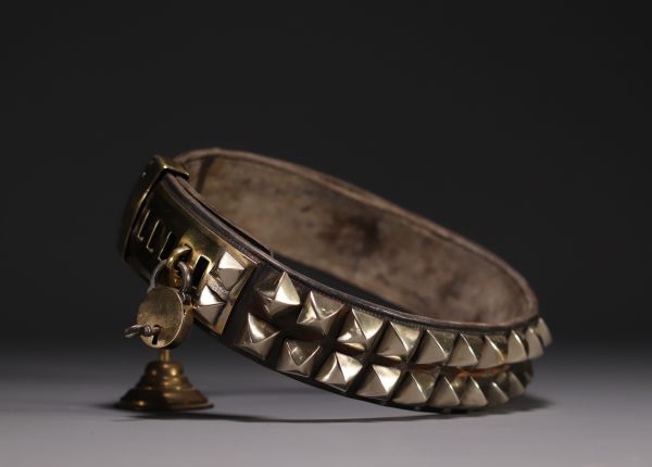 Rare collier de chien en cuir, clous et cadenas en laiton, XIXème.
