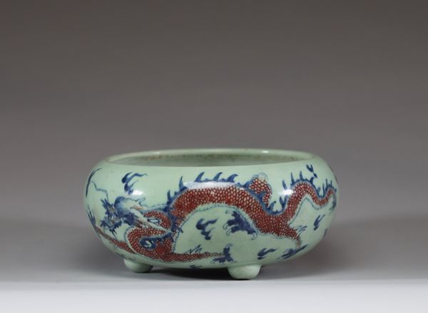 Chine - Rince pinceau en porcelaine blanc bleu et rouge fer à décor de dragons.