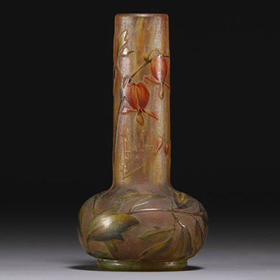 DAUM Nancy - Petit vase dégagé à l'acide et émaillé à décor de fleurs, vers 1900.