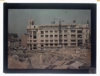 Léon Herlant (1873-1968) — 2 autochromes sur plaque Lumière», 12 x 9 cm.  Juin 1910 — Témoignage photographique rare de la rue des Colonies, Bruxelles  Juin 1910, un très rare témoignage photographique en couleurs capture la rue des Colonies, située dans le quartier de la gare Centrale de Bruxelles. À l’avant-plan, à gauche, on aperçoit l’Hôtel d'Ursel, aujourd’hui disparu, avant l’élévation du «