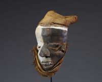 Afrique RDC - Masque maladie Pendé Mbangu en bois sculpté polychrome, fibres et raphia, Congo RDC, fin 1ère partie XXème.