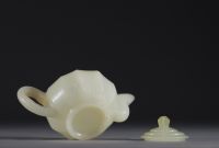 Chine - Théière en jade blanc.