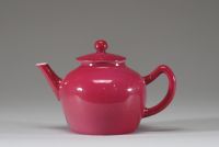 Théière en porcelaine de Chine à couverte framboise (“méiguī hóng”), marque au revers
