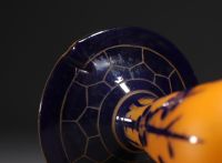 Le Verre Français - Lampe de table en verre multicouche dégagé à l'acide à décor d'aubépines bleues sur fond orange.