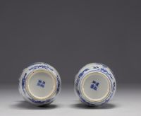 Chine - Paire de vases en porcelaine bleu blanc à décor de personnages, marque de Kangxi,  XIXe siècle.