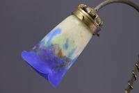 Lampe Art Nouveau, tulipe Muller, pied en bronze à décor de feuilles de vigne et d'un lézard.