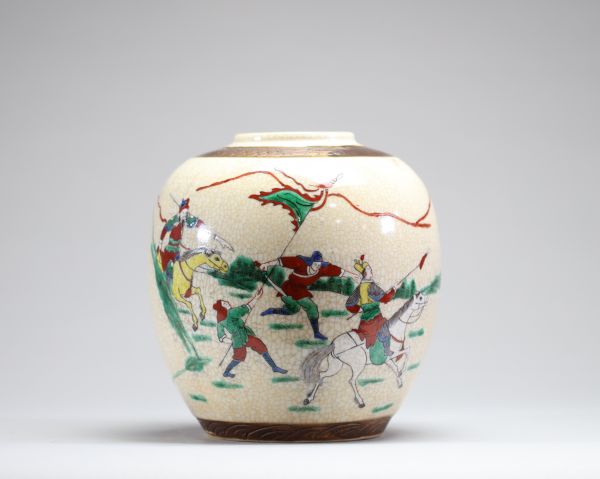 Chine - Vase en porcelaine polychrome de Nankin émaillée craquelée à décor de guerriers, fin XIXème.