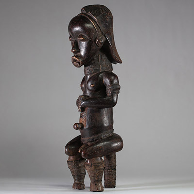 Statue Fang probablement Mvaï ou Ntumu. « Eyema Byeri », Gabon , Bois ancien, patine usée par l’usage aux zones de contact. Très belle allure. H : 57 cm. Collecté sur site par A.S., St Idesbald, début des années 1950