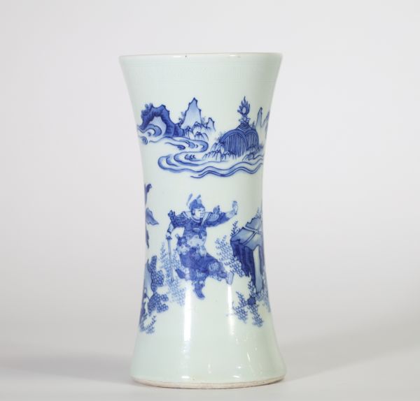 Rare vase en porcelaine de forme gu, décoré en bleu sous couverte d’une scène de guerriers dans un paysage animé de bananiers, Chine, époque Transition (vers 1644–1661).