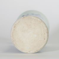 Rare vase en porcelaine de forme gu, décoré en bleu sous couverte d’une scène de guerriers dans un paysage animé de bananiers, Chine, époque Transition (vers 1644–1661).