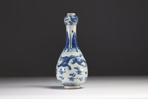 Chine - Vase pansu au col en forme de gousse en porcelaine blanc bleu à décor de dragons, probablement d'époque Ming.