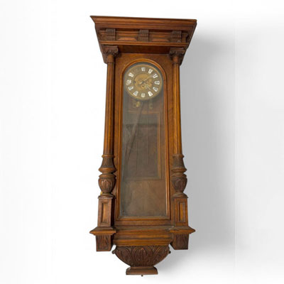 Horloge murale en bois et placage de style Néo Renaissance.