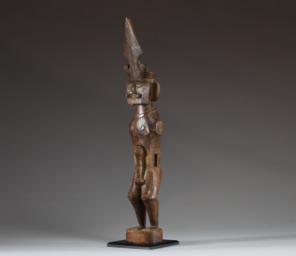 Indonésie - Statue figurative en bois sculpté de la tribu des Nias, milieu XXème.