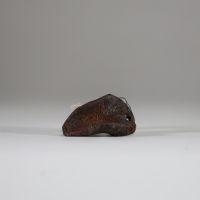 Rare masquette ou pendentif Lega, RD Congo, os spongieux. Très belle patine ancienne et usure d’usage. Collecté sur site par A.S., St Idesbald, début des années 1950. Début XXème s.  H : 7,5 cm