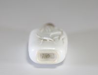 Chine - Tabatière en verre à décor en relief de coléoptère et de bambou, cabochon en agate, signature dans le décor et marque en creux sous la pièce, XIXème.